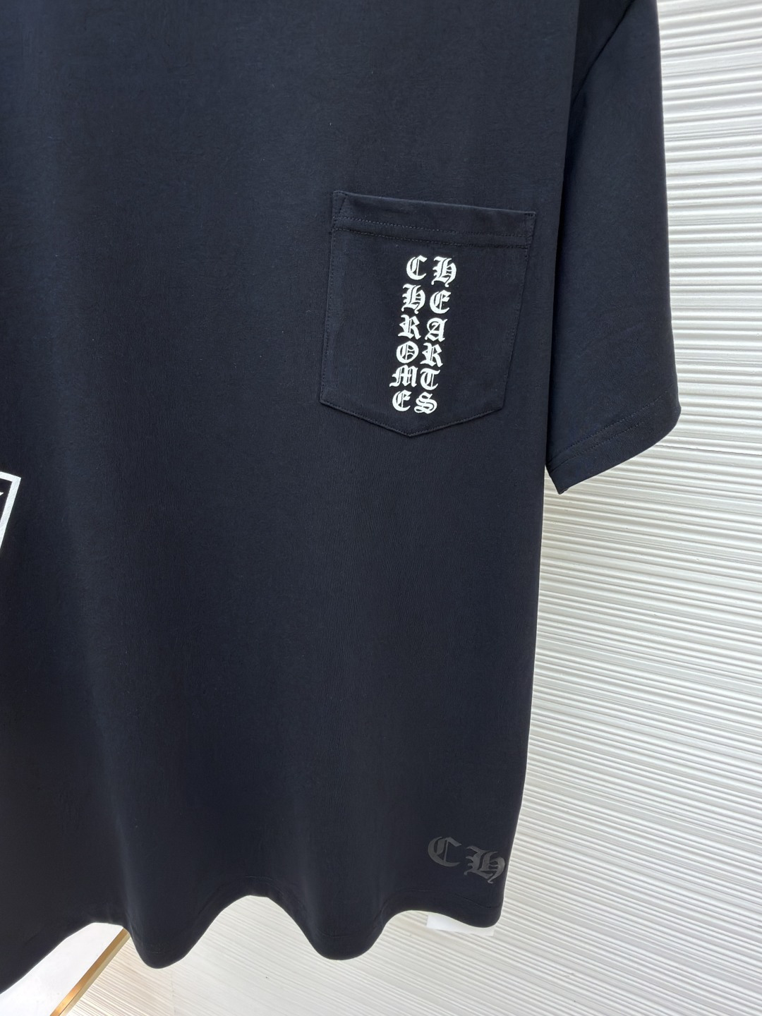 Short-Sleeve T-Shirt with T-Bar Detail on the Side and Rose Print on the Back - Image 7