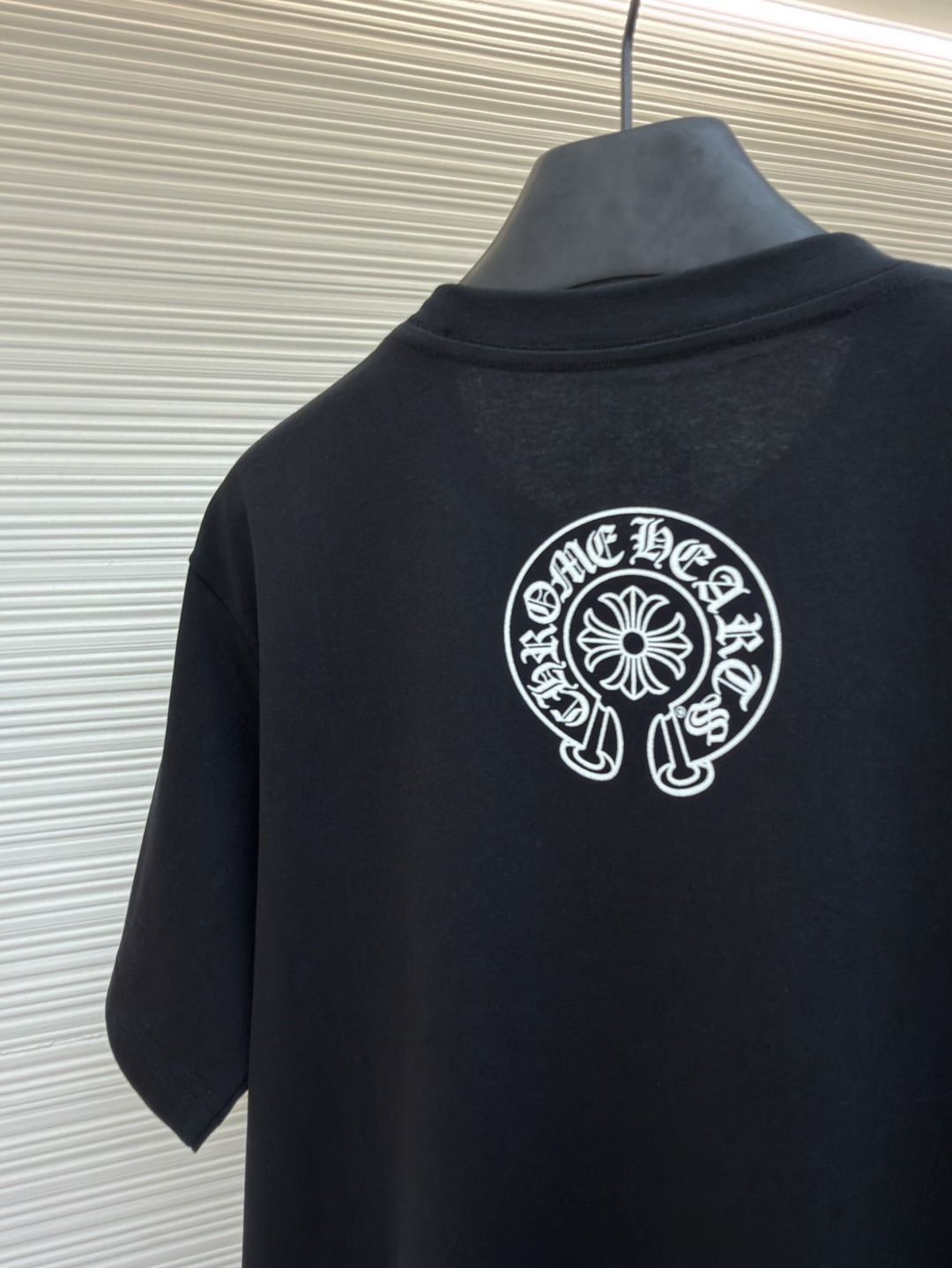 Short-Sleeve T-Shirt with T-Bar Detail on the Side and Rose Print on the Back - Image 9