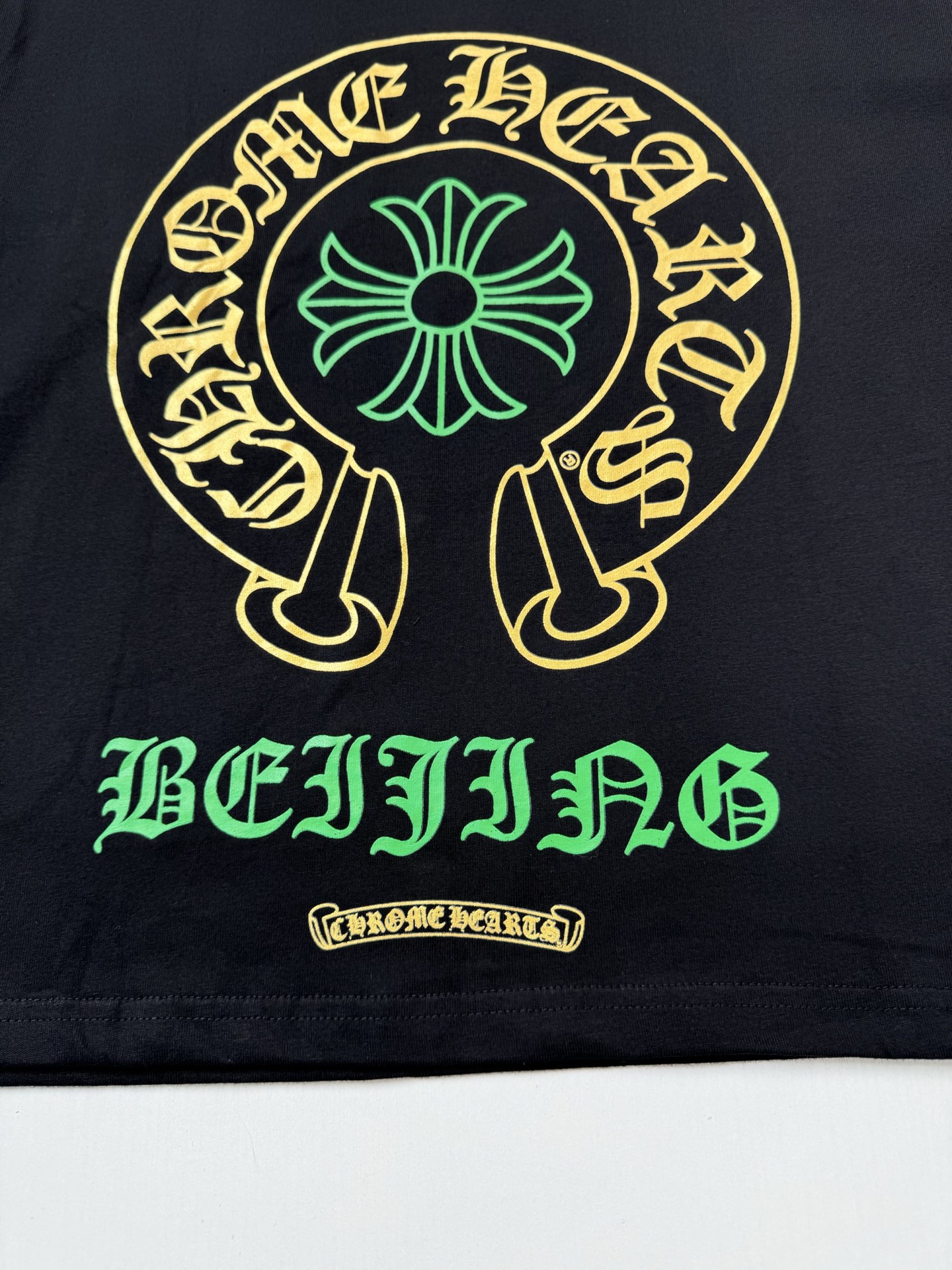 Beijing Exclusive Gold and Green Horseshoe Print T-Shirt - Image 5