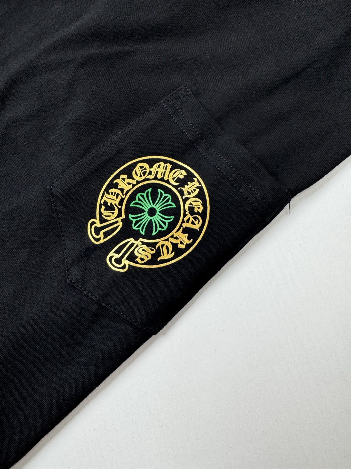 Beijing Exclusive Gold and Green Horseshoe Print T-Shirt - Image 7