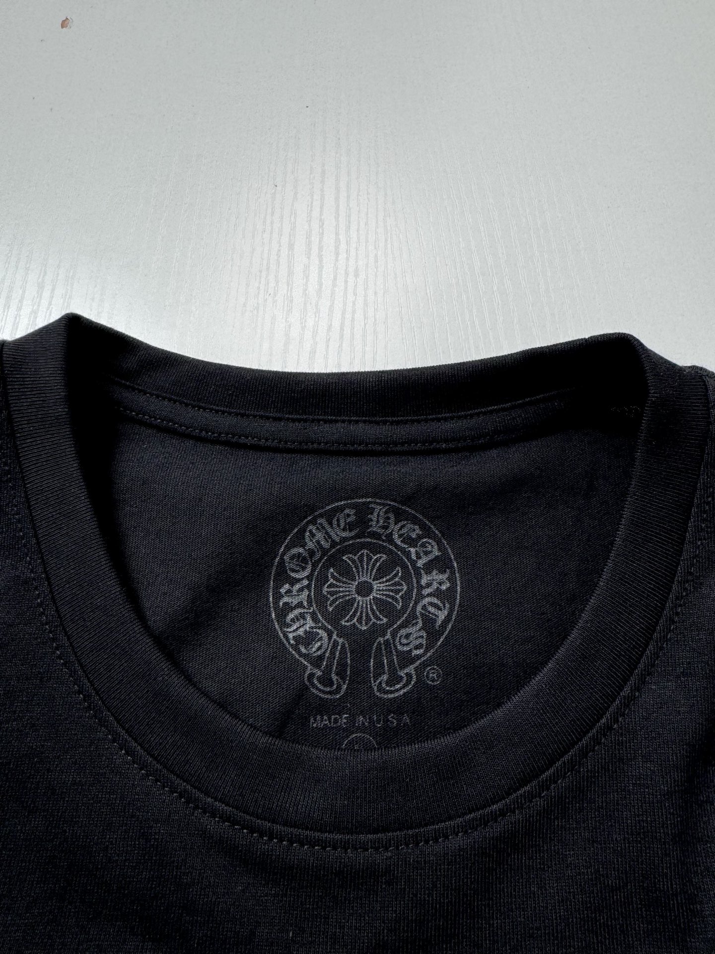 Beijing Exclusive Gold and Green Horseshoe Print T-Shirt - Image 8