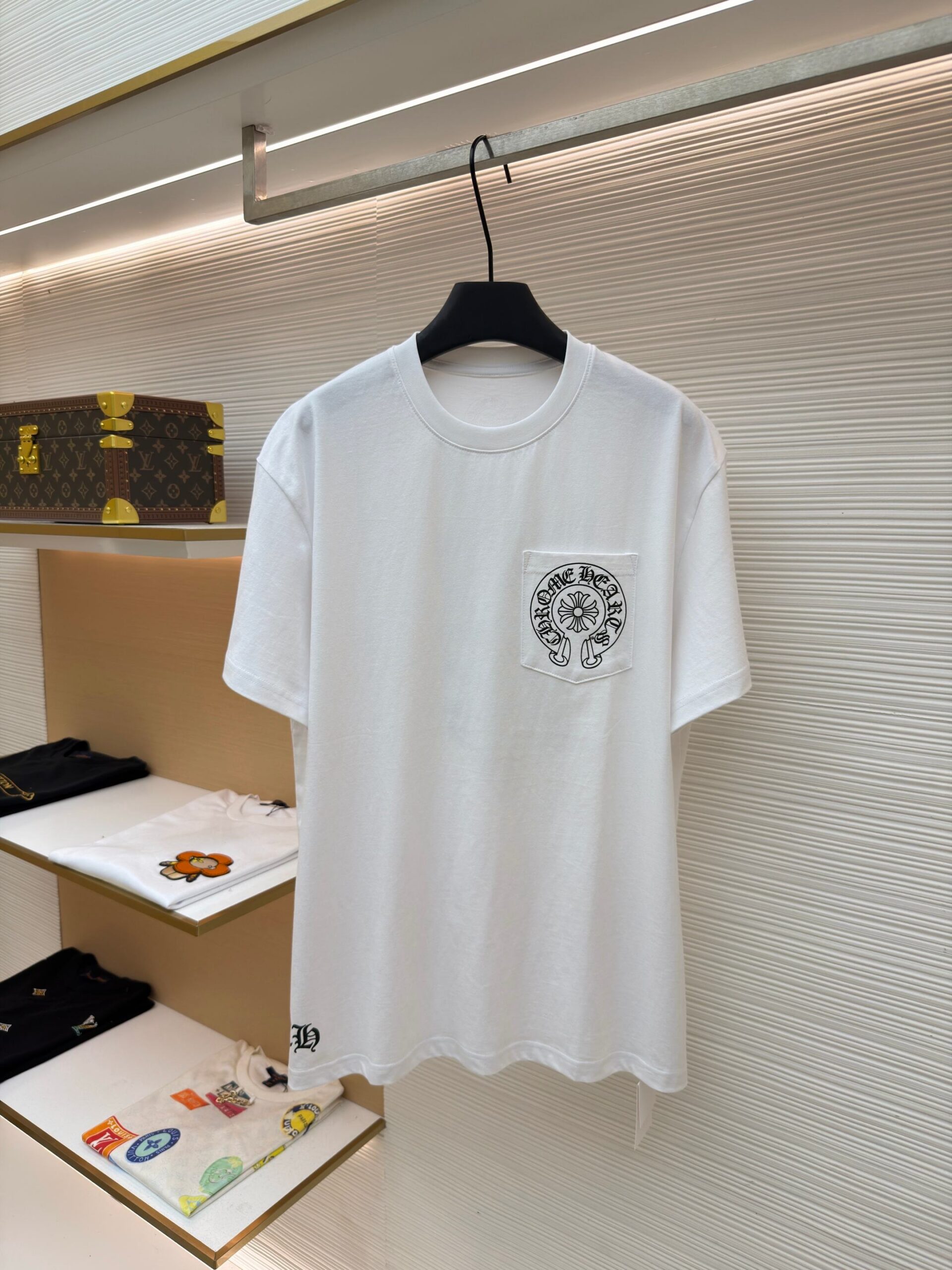 London Exclusive Vine-Print Horse Shoe Short-Sleeve Shirt - Image 3