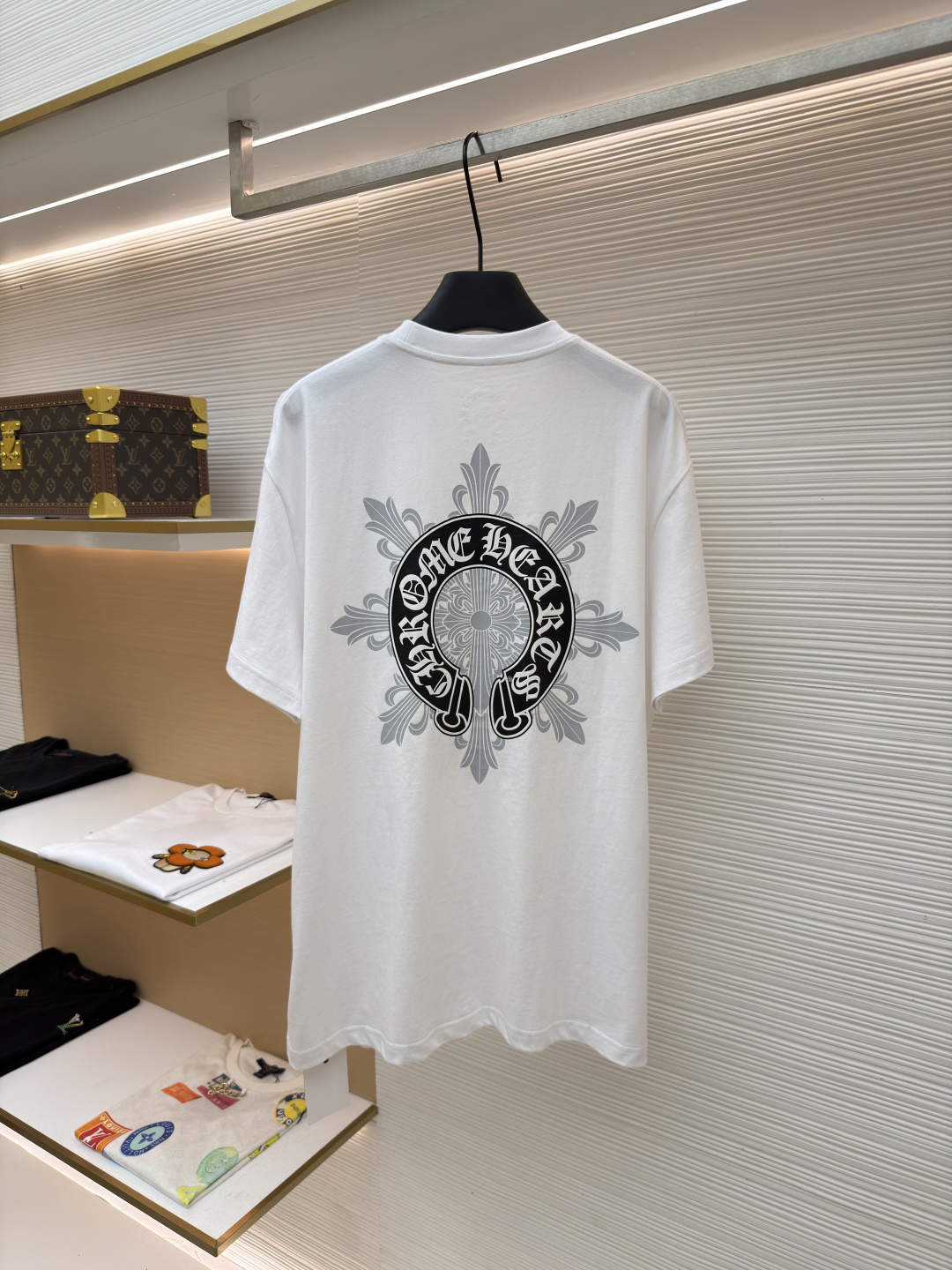 London Exclusive Vine-Print Horse Shoe Short-Sleeve Shirt - Image 4