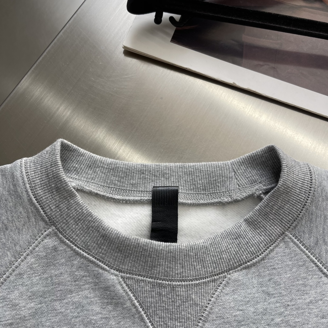 Round-Neck Fleece-Lined Sweatshirt with Leather Accents - Image 4